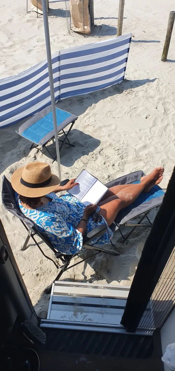Jessica Faye Kirkland-S liest am Strand ein Buch